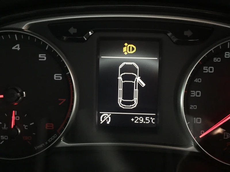 Audi A1 ヘッドランプ警告灯修理 デイライトコーディング行いました 輸入車の修理もお任せ下さい 石丸電機